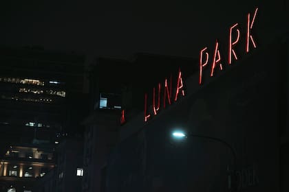 Boxeo, básquet, música, arte y cultura; todo tiene lugar en el mítico estadio Luna Park, un símbolo porteño y de la calle Corrientes que se mantiene vivo y vigente 