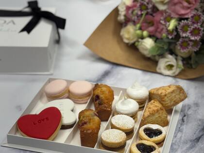 Boxes especiales y ramo de flores de Mada Patisserie