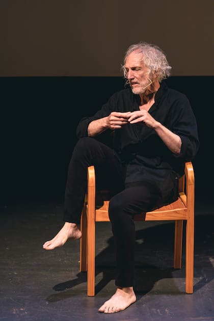 Boy Olmi en un unipersonal que tiene mucho de acto performático