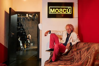 Boy Olmi y sus compañeros en La heladería utilizaron el espacio del teatro Moscú para ensayar la pieza que estrenarán este domingo en La Plaza