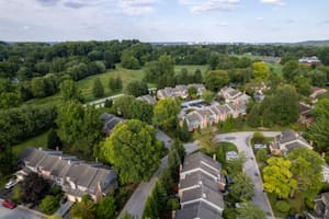 El pueblo de Pensilvania atrapado en el tiempo: tradición entre vagones antiguos, pero con posadas de lujo