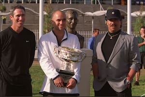 Brad Gilbert llegó con el mensaje justo que necesitaba Andre Agassi en un momento de turbulencias y dio en la tecla: en la escena, cuando ganó el Open australiano en el 2000, ambos, junto al gurú Gil Reyes. A veces, un concepto sencillo ordena las piezas