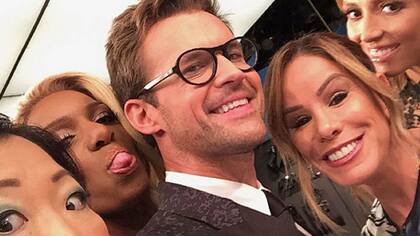 Brad Goreski rodeado de sus compañeras de Fashion Police