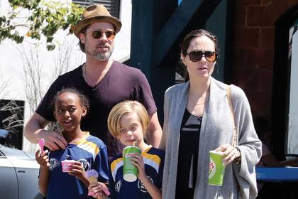 Brad junto a Angelina Jolie y sus dos hijas, Zahara y Shiloh 