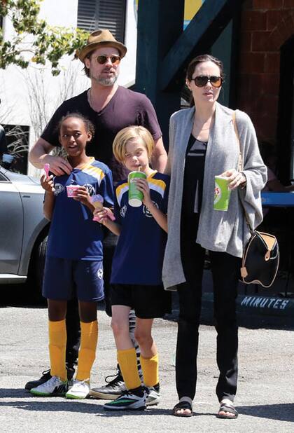 Brad junto a Angelina Jolie y sus dos hijas, Zahara y Shiloh, tras el partido de fútbol organizado en el Griffith Park de Los Angeles
