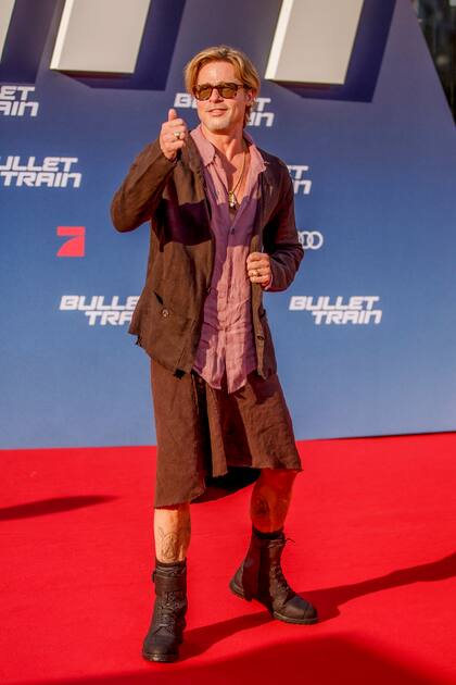 Brad Pit viste una falda cuando llega al estreno alemán de la película Tren bala