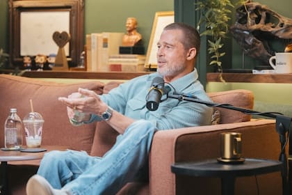 Brad Pitt admitió que llegó a tomar cuatro gaseosas por día (Foto: Armchair Expert with Dax Shepard)