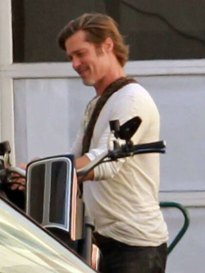Brad Pitt, bajando de su moto, y en camino a encontrarse con el equipo de Once Upon a Time in Hollywood