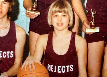 Brad Pitt, con 14 años jugaba en su colegio secundario en Springfield, Misuri