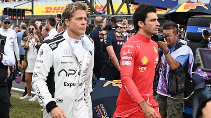 Brad Pitt con Carlos Sainz en pleno rodaje en Silverstone