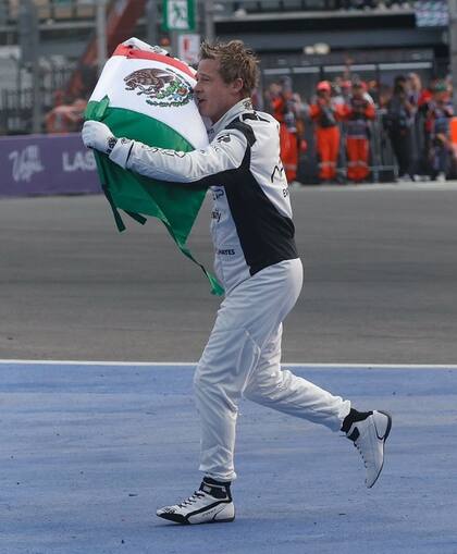 Brad Pitt con la bandera de México en la grabación