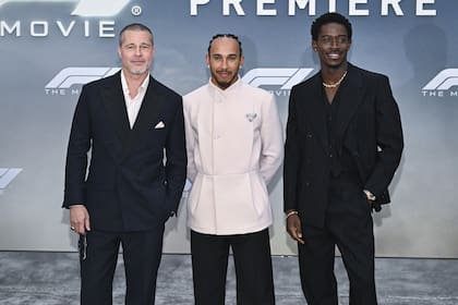 Brad Pitt, el corredor de F1 Lewis Hamilton -productor de la película- y el actor británico Damson Idris -quien en el film interpreta al piloto Joshua Pearce- posaron para los flashes. F1 cuenta la historia de Sonny Hayes, un expiloto interpretado por Pitt, que después de tomarse un descanso, tras sufrir un terrible accidente en los años 90 decide volver al mundo de las carreras