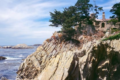 Brad Pitt ha cerrado la compra de una casa centenaria ubicada en un acantilado en "Carmel Highlands" en la costa central de California por un importe de 40 millones de dólares.