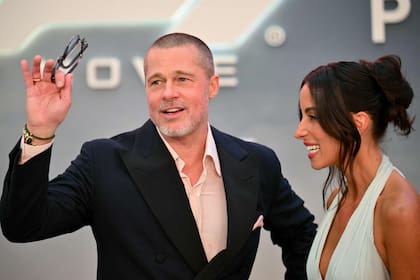 Brad Pitt llegó a la premiere neoyorkina de F1: la película, en compañía de su novia, la empresaria Inés de Ramon