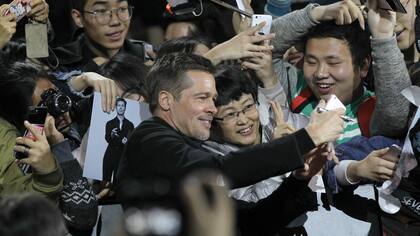 Brad Pitt se mostró muy cálido con sus fans en China, firmó autógrafos y se sacó varias fotos