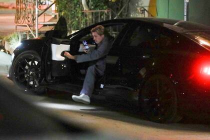 Brad Pitt subiendo a su vehículo tras su festejo de cumpleaños