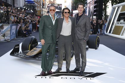 Brad Pitt, Tom Cruise y el director Joseph Kosinski el pasado 23 de junio, en la premiere de F1: la película