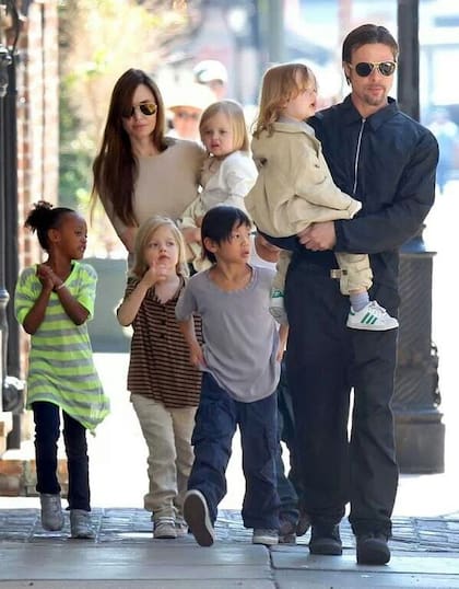Brad Pitt y Angelina Jolie con sus hijos, en otros tiempos