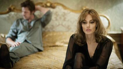 Brad Pitt y Angelina Jolie en la triste Junto al mar