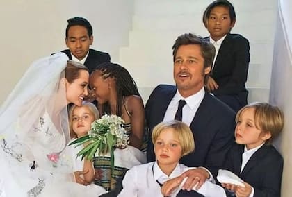 Brad Pitt y Angelina Jolie junto a todos sus hijos el día de su casamiento en la que fue su casa en Italia