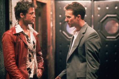 Brad Pitt y Edward Norton protagonizaron El club de la pelea, una película despreciada en su primera presentación en el Festival de Venecia, pero luego considerada de culto