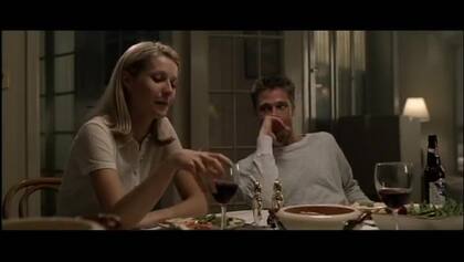 Brad Pitt y Gwyneth Paltrow en una escena de la película Pecados Capitales - Fuente: YouTube