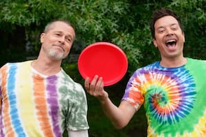 Brad Pitt y Jimmy Fallon protagonizaron un divertido sketch y se lucieron con coloridos outfits (Foto: Instagram @fallontonight / @rosalind_oconnor)