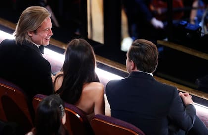 Brad Pitt y Leonardo DiCaprio. Camila Morrone, entre dos potencias