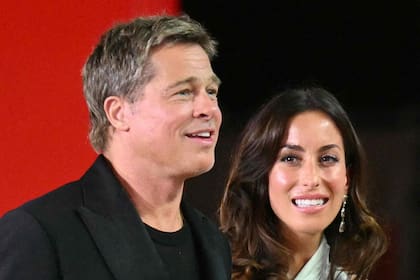 Brad Pitt y su actual pareja, Inés de Ramón, en 2024 (Alberto PIZZOLI / AFP)