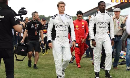 Brad Pitt y su compañero de equipo en la Fórmula 1