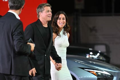 Brad Pitt y su novia Inés de Ramón en la alfombra roja de Wolfs, en septiembre de 2024