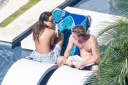 Brad Pitt y su nueva novia, Ines De Ramón, se ponen trajes de baño mientras disfrutan de una escapada muy romántica en Los Cabos