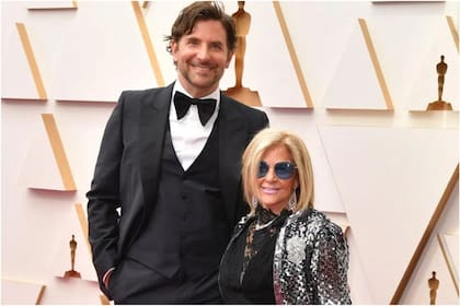 Bradley Cooper acompañado de su mamá, Gloria Campano, en una ceremonia de los premios Oscar
