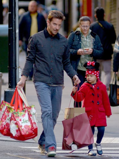 Bradley Cooper caminando con su adorable hija, Lea De Seine Shayk Cooper, en la Gran Manzana