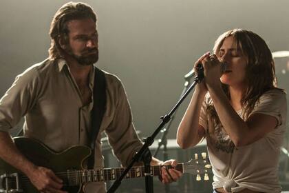 Bradley Cooper dirige a Lady Gaga en Nace una estrella