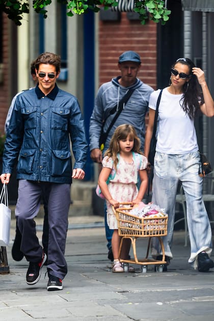 Bradley Cooper e Irina Shayk salieron de compras con su hija Lea por las calles de Nueva York. La expareja siempre se mostró muy unida en la crianza de la pequeña, razón por la cual es habitual verlos compartiendo todo tipo de actividades en familia