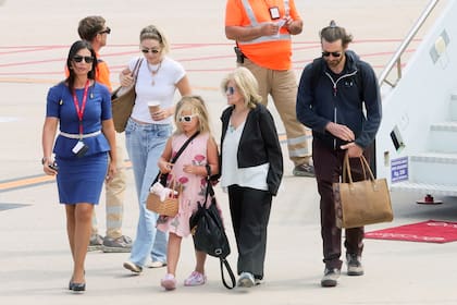 Bradley Cooper en agosto del año pasado con su hija y su novia, la modelo Gigi Hadid, en su llegada a Cerdeña para sus vacaciones de verano