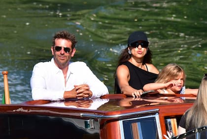 Bradley Cooper, Irina Shayk y la hija de ambos, Lea De Seine, en Italia, en agosto de 2023

