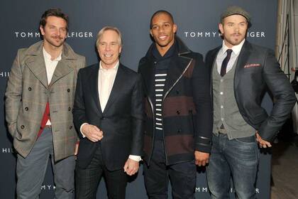 Bradley Cooper saludó a Tommy Hilfiger en los pasillos de su desfile