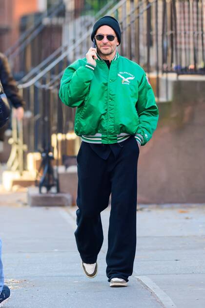 Bradley Cooper también fue fotografiado durante una caminata callejera. El actor, aunque iba con la sola compañía de su teléfono móvil, no dejó de sonreír