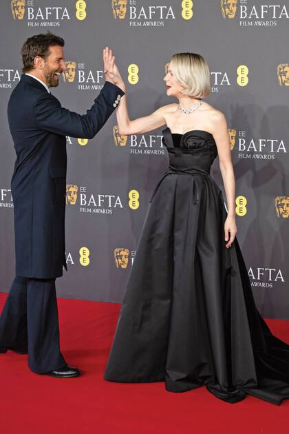 Bradley Cooper y Carey Mulligan, los protagonistas de Maestro, “chocaron los cinco” en la alfombra roja.