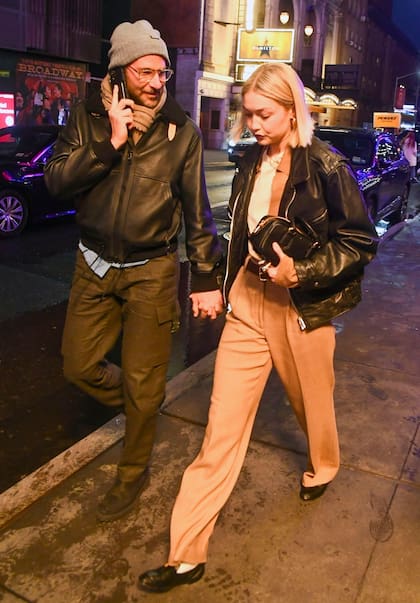 Bradley Cooper y Gigi Hadid durante una salida teatral en marzo del año pasado