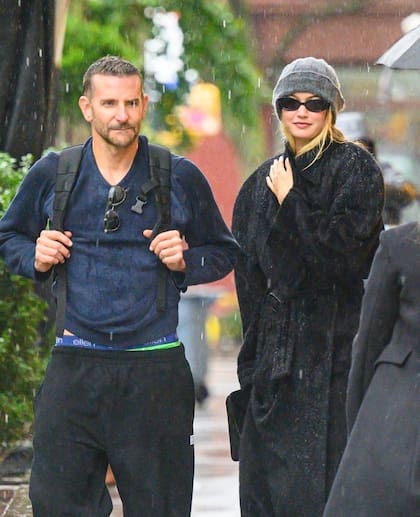 Bradley Cooper y Gigi Hadid son vistos juntos durante una salida matutina en Nueva York. La pareja fue vista saliendo en un día lluvioso caminando uno al lado del otro y charlando. La postal es de octubre del 2023