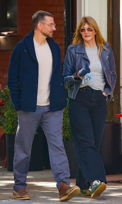 Bradley Cooper y Laura Dern a la salida del restaurante Café Cluny, en la ciudad de Nueva York; allí las estrellas compartieron un almuerzo