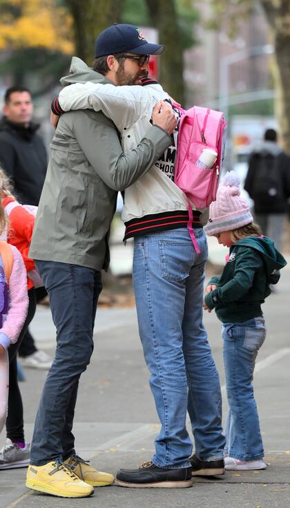 Bradley Cooper y Ryan Reynolds sonríen cuando se encuentran en una caminata matutina en la ciudad de Nueva York