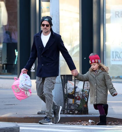 Bradley Cooper y su hija Lea caminan de la mano después de un día de escuela para la pequeña