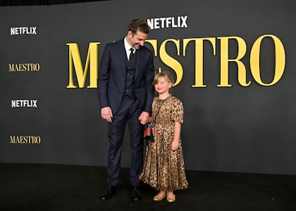 Bradley Cooper y su hija Lea De Seine, en la premiere de Maestro en Los Ángeles