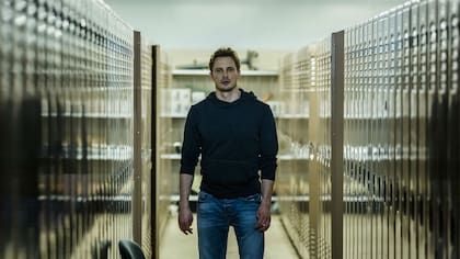 Bradley James es Damien adulto