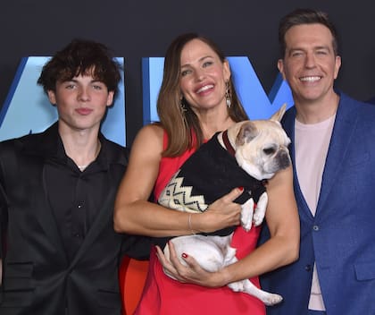 Brady Noon, Jennifer Garner y Ed Helms también le dedicaron un tiempo a posar para los fotógrafos con una especial compañía perruna