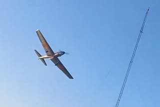 El momento en el que una avioneta que realizaba acrobacias choca contra una antena